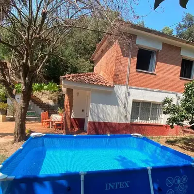 House with pool & shared garden