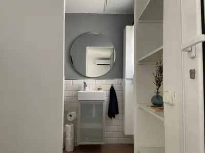 a bathroom with a sink and a mirror at Apartamento con jardín cerca playa y a 15 min de Plaza Catalunya en tren in Sant Adria de Besos