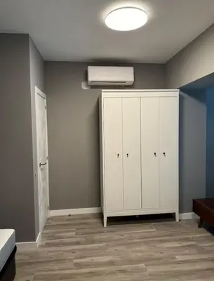 a bedroom with a white cabinet and a ceiling at studio Espania in Hospitalet de Llobregat