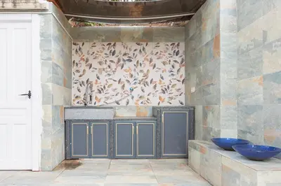 a room with two blue bowls on the wall at Can cruspinera WITH 6BEEDROOM in Tiana