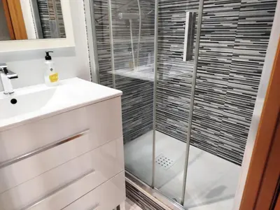 a bathroom with a shower and a sink at La habitación de Santa Eulalia in Hospitalet de Llobregat