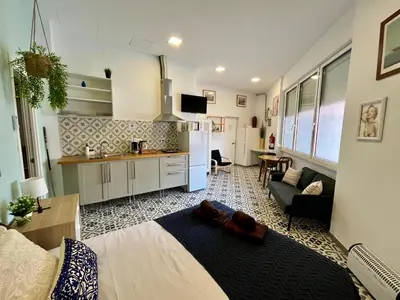 a room with a bed and a kitchen and a living room at INT Studio totalmente equipado, 15' de BCN centro 8' playa in Sant Adria de Besos