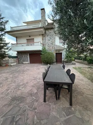 a table and chairs in front of a house at casa en Palau in Palau-Solità i Plegamans