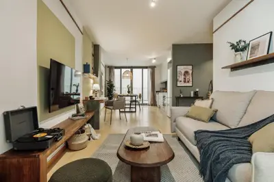 a living room with a couch and a tv at Peri - 2 bedrooms in Sant Pere in Barcelona