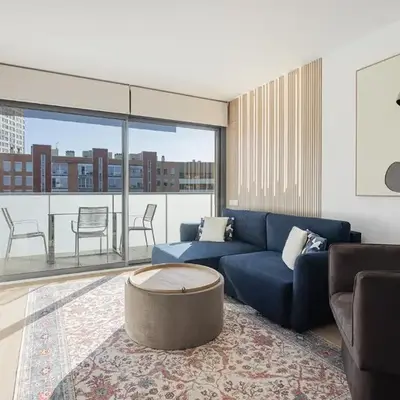 Quiet modern 2 bed apartment with Balcony