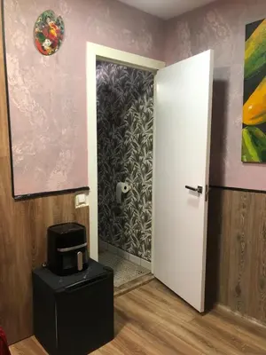 a bathroom with a white door and a wall at Piso para pareja in Barcelona