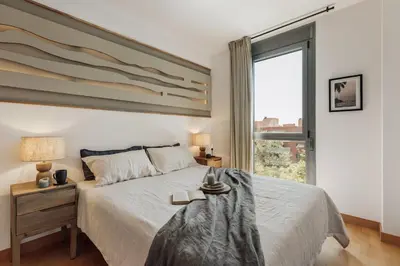 a dining room with a table and chairs at Altos - 2 bedrooms in El Poblenou in Barcelona