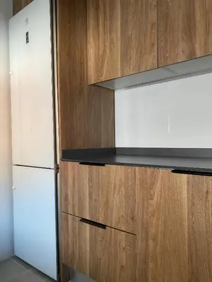 a kitchen with wooden cabinets and a white refrigerator at Habitación Grande en Apartamento Compartido in Sant Boi del Llobregat
