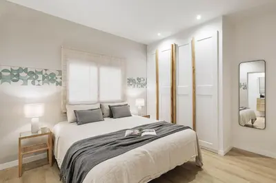 a living room with a couch and a tv at Conca - 2 bedrooms apartment in Sant Gervasi in Barcelona