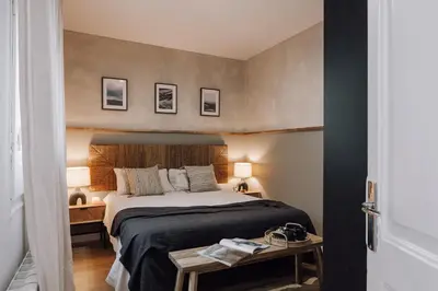 a living room with a television and a table at Lugros - 3 bedrooms in Gràcia in Barcelona