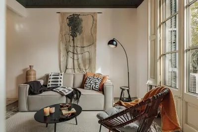 a kitchen and living room with a table and chairs at Hunde - 2 bedrooms in Eixample Esquerra in Barcelona