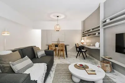 a table and a chair in a room with a bath tub at Equense - 2 bedrooms in Sant Gervasi in Barcelona