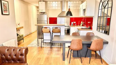 a kitchen with a table and chairs in it at Charmant appartement à Vila de Gracia Barcelone in Barcelona