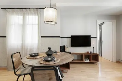 a kitchen and living room with a table and chairs at Ceret - 1 bedroom in Gòtic in Barcelona