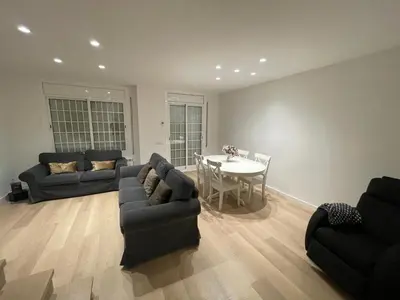 a living room with couches and a table and a dining room at Habitación Winahost Sant Cugat in Sant Cugat del Vallès
