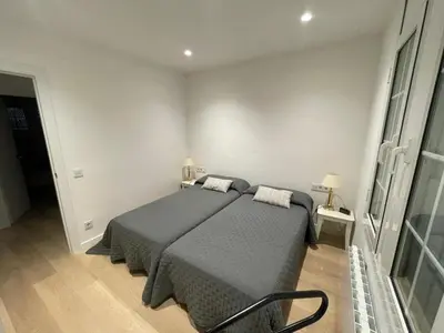 a bedroom with a bed and a chair in it at Habitación Winahost Sant Cugat in Sant Cugat del Vallès