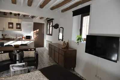 a living room with a television and a table at Barcelona Badalona Relax PLAYA y METRO in Badalona