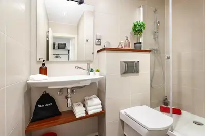 a bathroom with a sink and a toilet and a shower at Balcón, WiFi y aire acondicionado en Plaza Cataluña in Barcelona