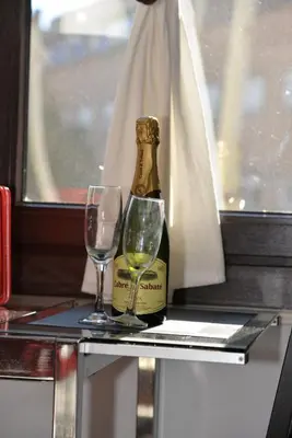 a bottle of wine and two glasses on a table at Barcelona Badalona tu refugio playa y metro in Badalona