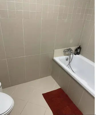 a bathroom with a tub and a toilet and a sink at Alojamiento espacioso ideal para visitas en grupo in Terrassa