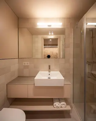 a bedroom with a bed and a window at Casa Badajoz in Barcelona