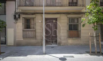 a living room with a couch and a table at Apartamento familiar en Barcelona in Barcelona