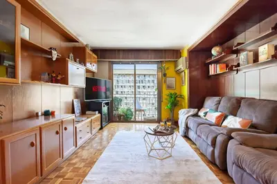 a living room with a couch and a table at Apartamento Moderno con Balcón Meridiana Barcelona in Barcelona