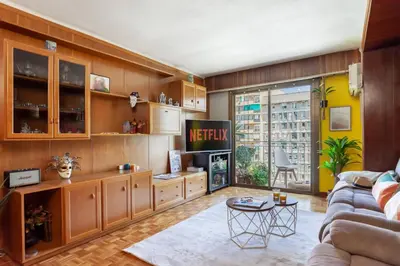 a living room with a couch and a tv at Apartamento Moderno con Balcón Meridiana Barcelona in Barcelona