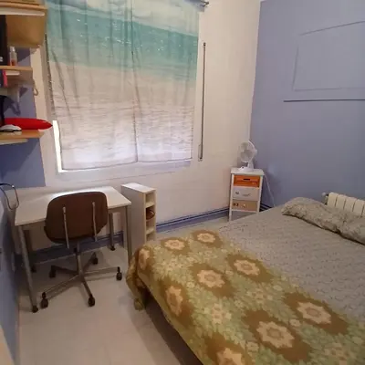 a bedroom with a desk and a bed and a window at Habitación azul con cama doble disponible en Barcelona in Barcelona