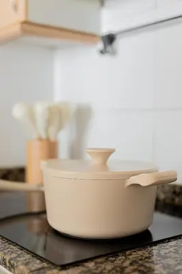 a white pot sitting on top of a counter at Estudio con encanto en Barcelona in Barcelona