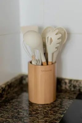 a container of kitchen utensils sitting on a counter at Estudio con encanto en Barcelona in Barcelona