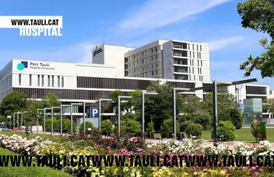 a building with a bunch of flowers in front of it at Acojedor apartamento, centro con patio in Sabadell