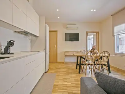 a kitchen and dining room with a table and chairs at Winahost Sabadell Buxeda in Sabadell