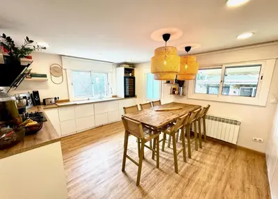 a kitchen with a wooden table and chairs at Loue Villa à Castelldefels BARCELONE avec piscine, 8 couchages, 7 minutes de la plage in Castelldefels