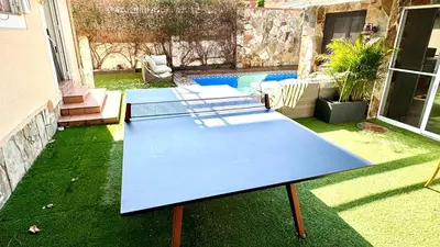a ping pong table in the backyard of a house at Loue Villa à Castelldefels BARCELONE avec piscine, 8 couchages, 7 minutes de la plage in Castelldefels