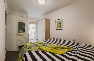 a living room with a couch and a television at Apartamento de 3 habitaciones en Barcelona F2 in Hospitalet de Llobregat