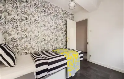 a small kitchen with white cabinets and a stove at Apartamento de 3 habitaciones en Barcelona F2 in Hospitalet de Llobregat