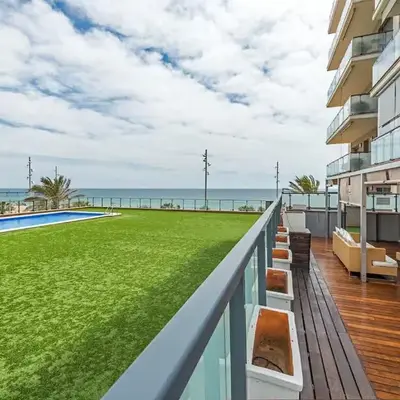 Great apartment with a pool on the beach in Barcelona