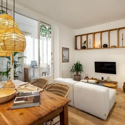 Bingin - 3 bedrooms and balcony in Eixample Dreta