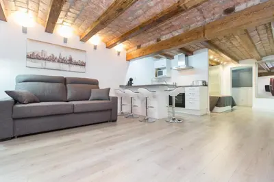 a living room with a couch and a kitchen at Apartamento Barcelona playa in Barcelona
