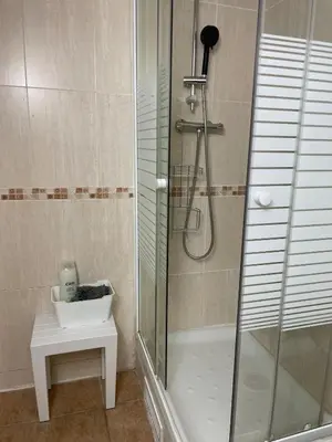 a bathroom with a shower and a toilet and a sink at Apartamento vacaciones Barcelona in Barcelona