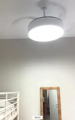 a ceiling light and a mirror in a room at Apartamento vacaciones Barcelona in Barcelona