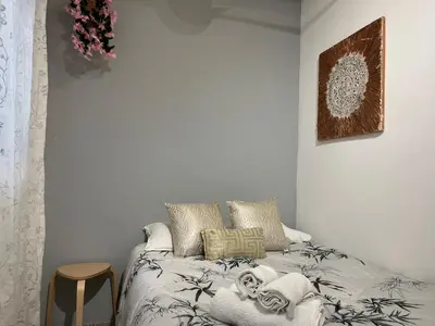 a bedroom with a bed with a picture on the wall at Apartamento Fira Barcelona, 20' Barcelona centro, 4 hab - 8 pers in Hospitalet de Llobregat