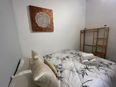 a bed in a room with a picture on the wall at Apartamento Fira Barcelona, 20' Barcelona centro, 4 hab - 8 pers in Hospitalet de Llobregat