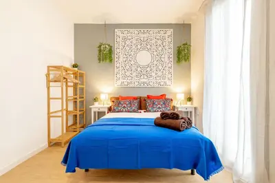a bedroom with a blue bed with a blue blanket at Studio Premium en Sants a 15' Bcn Centro y Fira Bcn in Barcelona