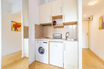 a kitchen with a washer and dryer in a apartment at Studio Premium en Sants a 15' Bcn Centro y Fira Bcn in Barcelona