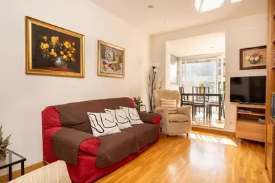 a living room with a red couch and a television at Magnífico apartamento en el centro in Barcelona