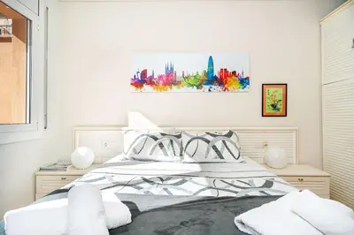a bedroom with a bed and a painting on the wall at Magnífico apartamento en el centro in Barcelona