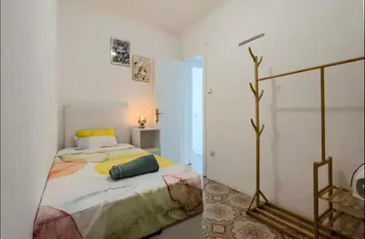 a bedroom with a bed and a mirror at Apartamento en Barcelona Pau sans in Hospitalet de Llobregat