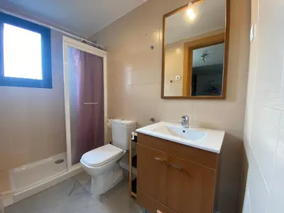 a bathroom with a toilet and a sink and a mirror at Loft muy soleado en Terrassa in Terrassa